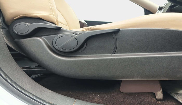 2013 Mahindra XUV500 W8, Diesel, Manual, 82,633 km, Driver Side Adjustment Panel