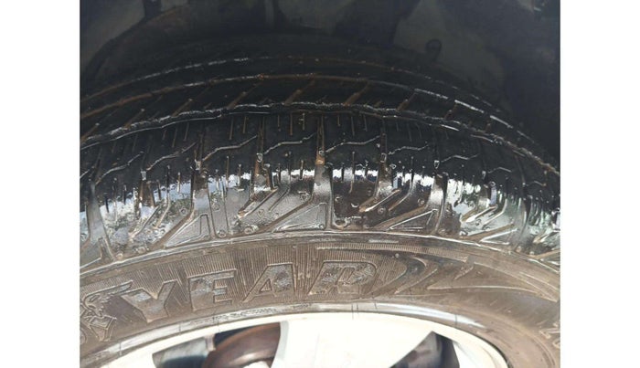 2013 Mahindra XUV500 W8, Diesel, Manual, 82,633 km, Right Front Tyre Tread