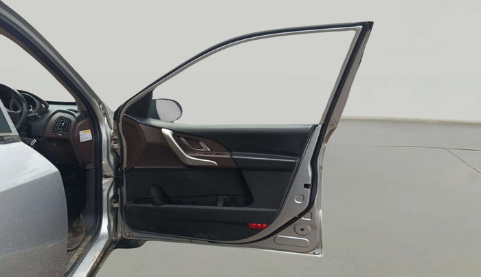 2013 Mahindra XUV500 W8, Diesel, Manual, 82,633 km, RHS Front Door
