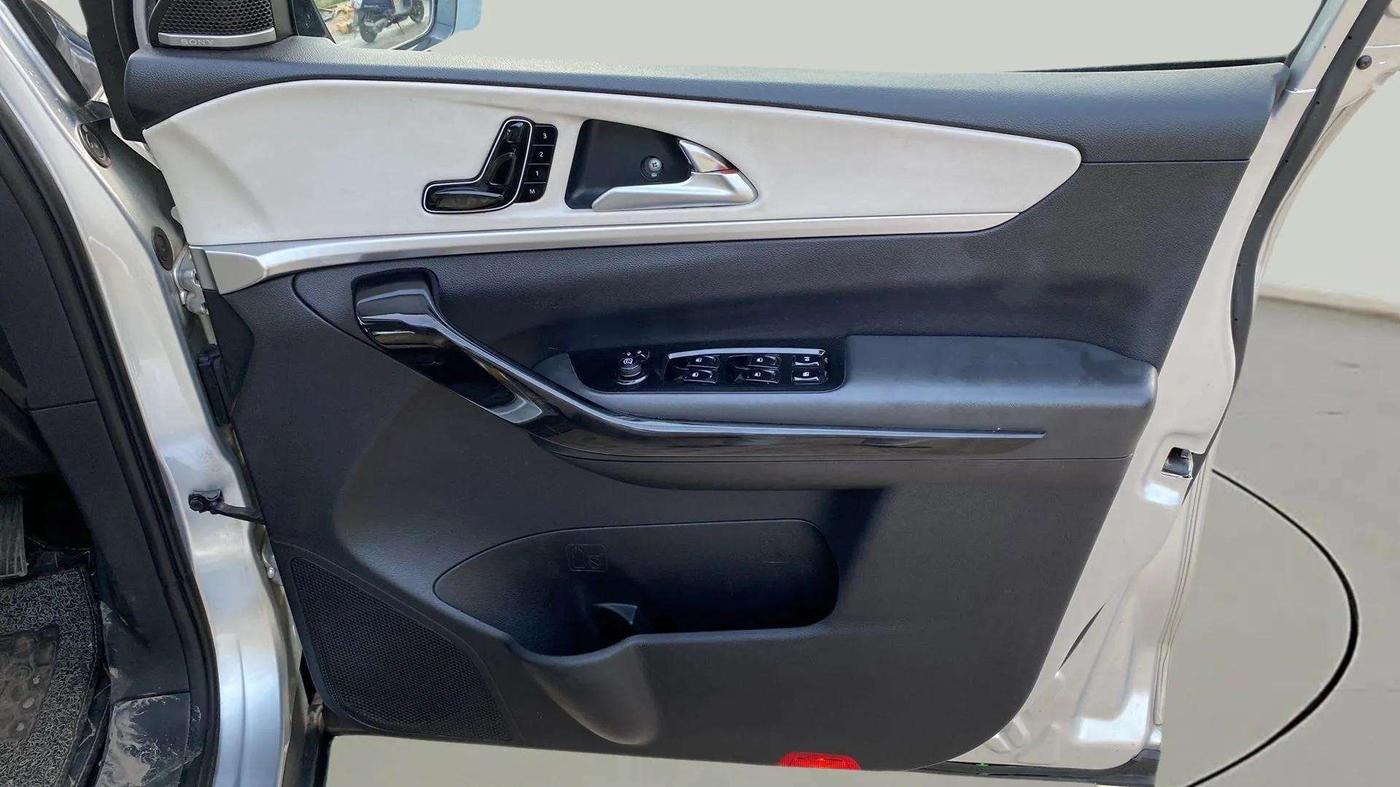 2021 Mahindra XUV700 AX 7 LUXURY P AT 7 STR, Petrol, Automatic, 58,161 km, Driver Side Door Panels Control