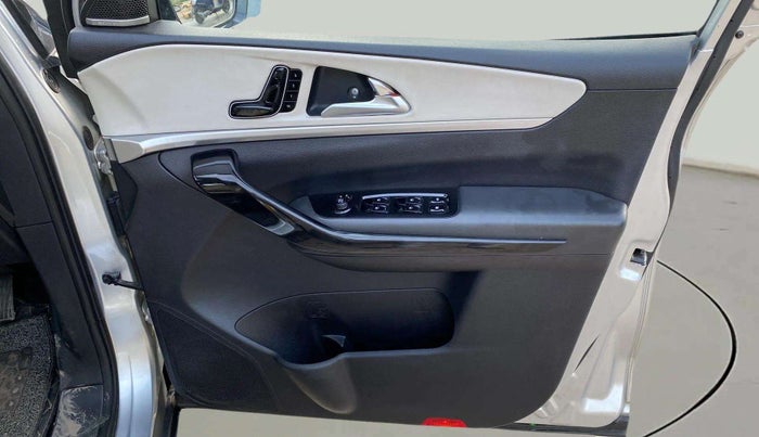 2021 Mahindra XUV700 AX 7 LUXURY P AT 7 STR, Petrol, Automatic, 58,161 km, Driver Side Door Panels Control