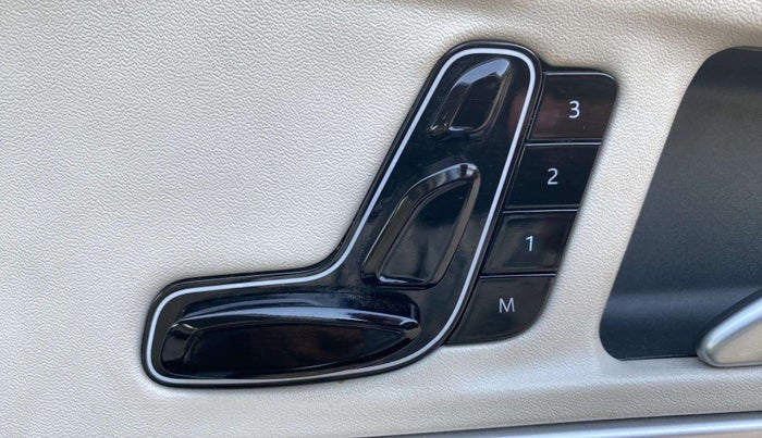 2021 Mahindra XUV700 AX 7 LUXURY P AT 7 STR, Petrol, Automatic, 58,161 km, Driver Side Adjustment Panel