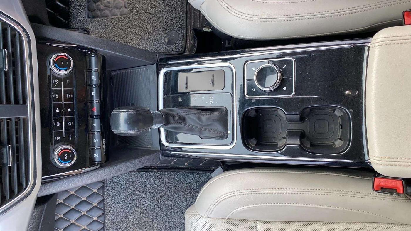 2021 Mahindra XUV700 AX 7 LUXURY P AT 7 STR, Petrol, Automatic, 58,161 km, Gear Lever