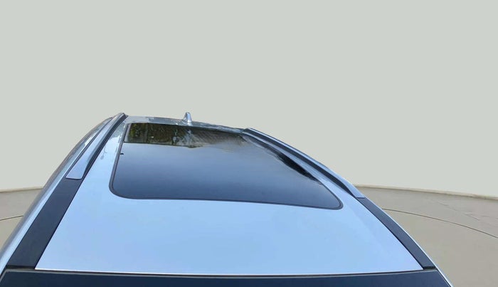 2021 Mahindra XUV700 AX 7 LUXURY P AT 7 STR, Petrol, Automatic, 58,161 km, Roof