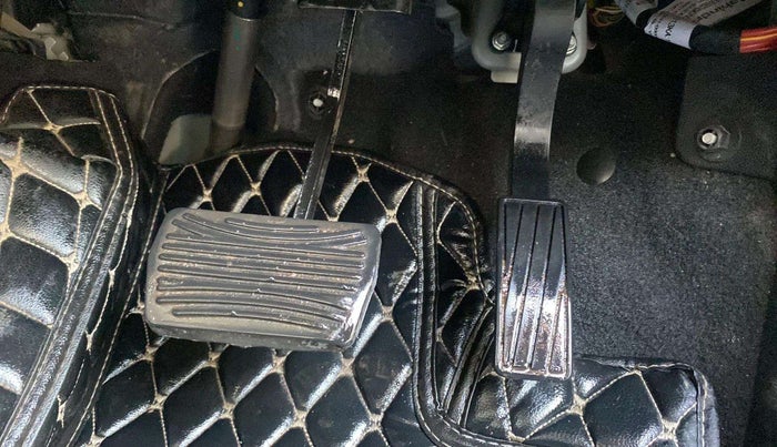 2021 Mahindra XUV700 AX 7 LUXURY P AT 7 STR, Petrol, Automatic, 58,161 km, Pedals