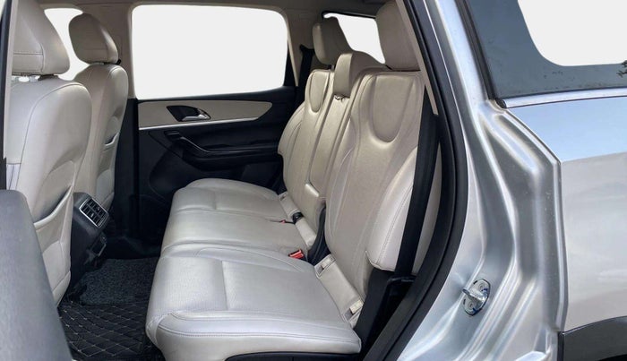 2021 Mahindra XUV700 AX 7 LUXURY P AT 7 STR, Petrol, Automatic, 58,161 km, Right Side Rear Door Cabin