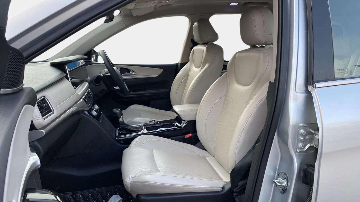 2021 Mahindra XUV700 AX 7 LUXURY P AT 7 STR, Petrol, Automatic, 58,161 km, Right Side Front Door Cabin