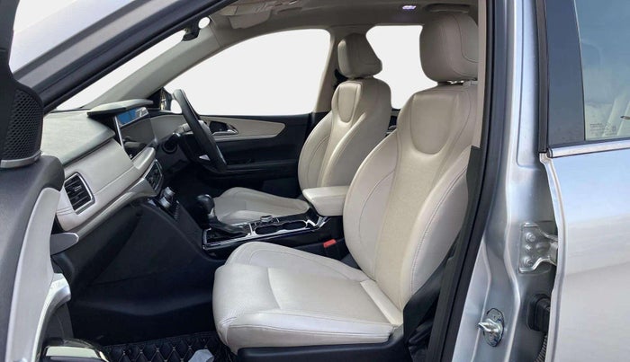 2021 Mahindra XUV700 AX 7 LUXURY P AT 7 STR, Petrol, Automatic, 58,161 km, Right Side Front Door Cabin