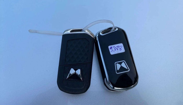 2021 Mahindra XUV700 AX 7 LUXURY P AT 7 STR, Petrol, Automatic, 58,161 km, Key Close Up