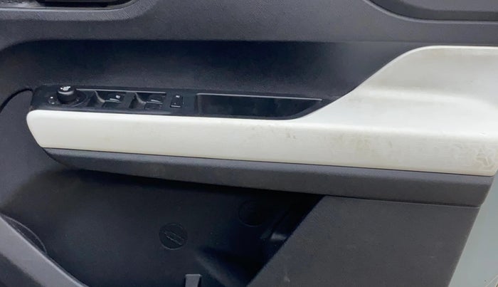 2022 Tata PUNCH ACCOMPLISHED MT, Petrol, Manual, 34,171 km, Driver Side Door Panels Control