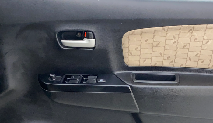 2017 Maruti Wagon R 1.0 VXI, Petrol, Manual, 44,062 km, Driver Side Door Panels Control