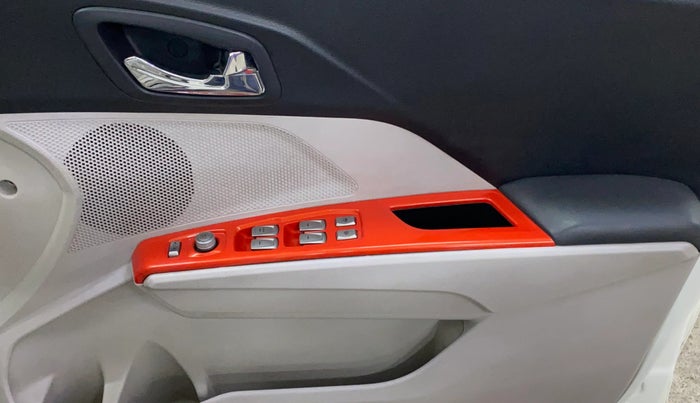 2021 Mahindra XUV300 W8 (O) 1.5 DIESEL AMT, Diesel, Automatic, 60,064 km, Driver Side Door Panels Control