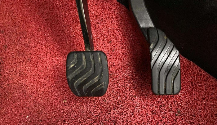 2023 Renault Kiger RXZ AMT DUAL TONE, Petrol, Automatic, 43,317 km, Pedals