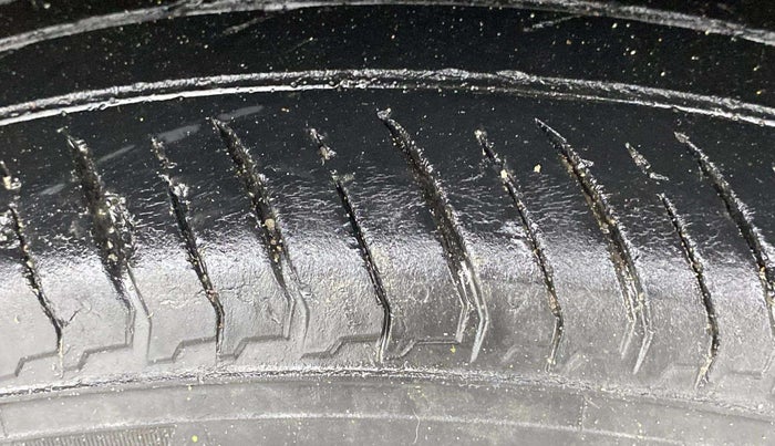 2023 Renault Kiger RXZ AMT DUAL TONE, Petrol, Automatic, 43,317 km, Left Rear Tyre Tread