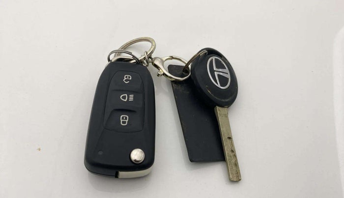 2023 Tata ALTROZ XM PLUS CNG, CNG, Manual, 14,833 km, Key Close Up