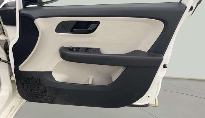 2023 Tata ALTROZ XM PLUS CNG, CNG, Manual, 14,833 km, Driver Side Door Panels Control