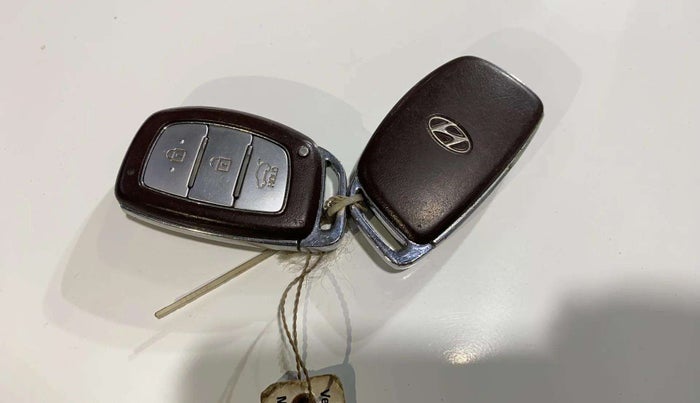 2016 Hyundai Creta SX PLUS 1.6 PETROL SPECIAL EDITION, Petrol, Manual, 1,13,472 km, Key Close Up