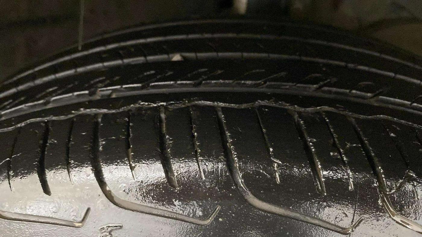 2023 Maruti FRONX DELTA PLUS 1.2MT, Petrol, Manual, 25,999 km, Right Front Tyre Tread