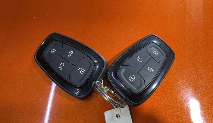 2022 Tata PUNCH CREATIVE AMT 1.2 RTN DUAL TONE, Petrol, Automatic, 30,100 km, Key Close Up