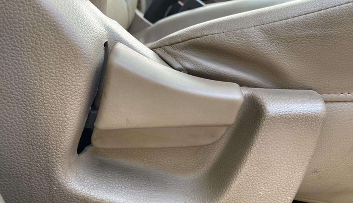 2016 Mahindra TUV300 T6, Diesel, Manual, 71,333 km, Driver Side Adjustment Panel