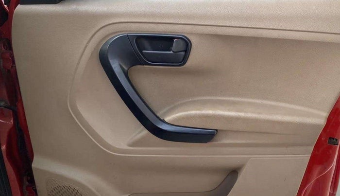 2016 Mahindra TUV300 T6, Diesel, Manual, 71,333 km, Driver Side Door Panels Control