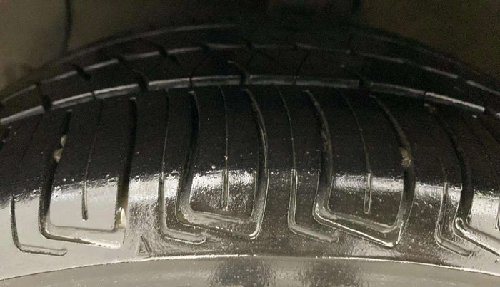 2015 Hyundai Xcent SX 1.2 (O), Petrol, Manual, 1,40,947 km, Left Front Tyre Tread