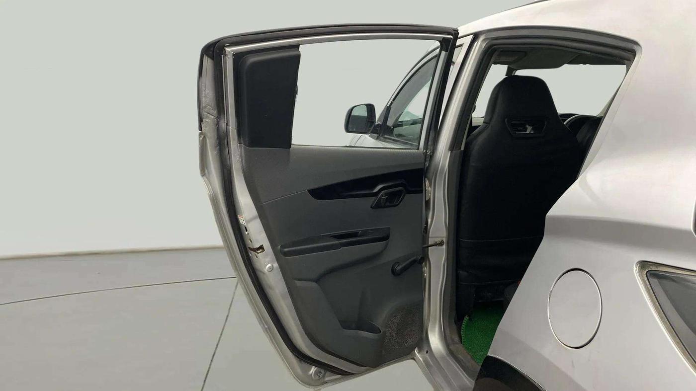 2018 Mahindra KUV 100 NXT K2+ P 6 STR, Petrol, Manual, 41,440 km, LHS Rear Door