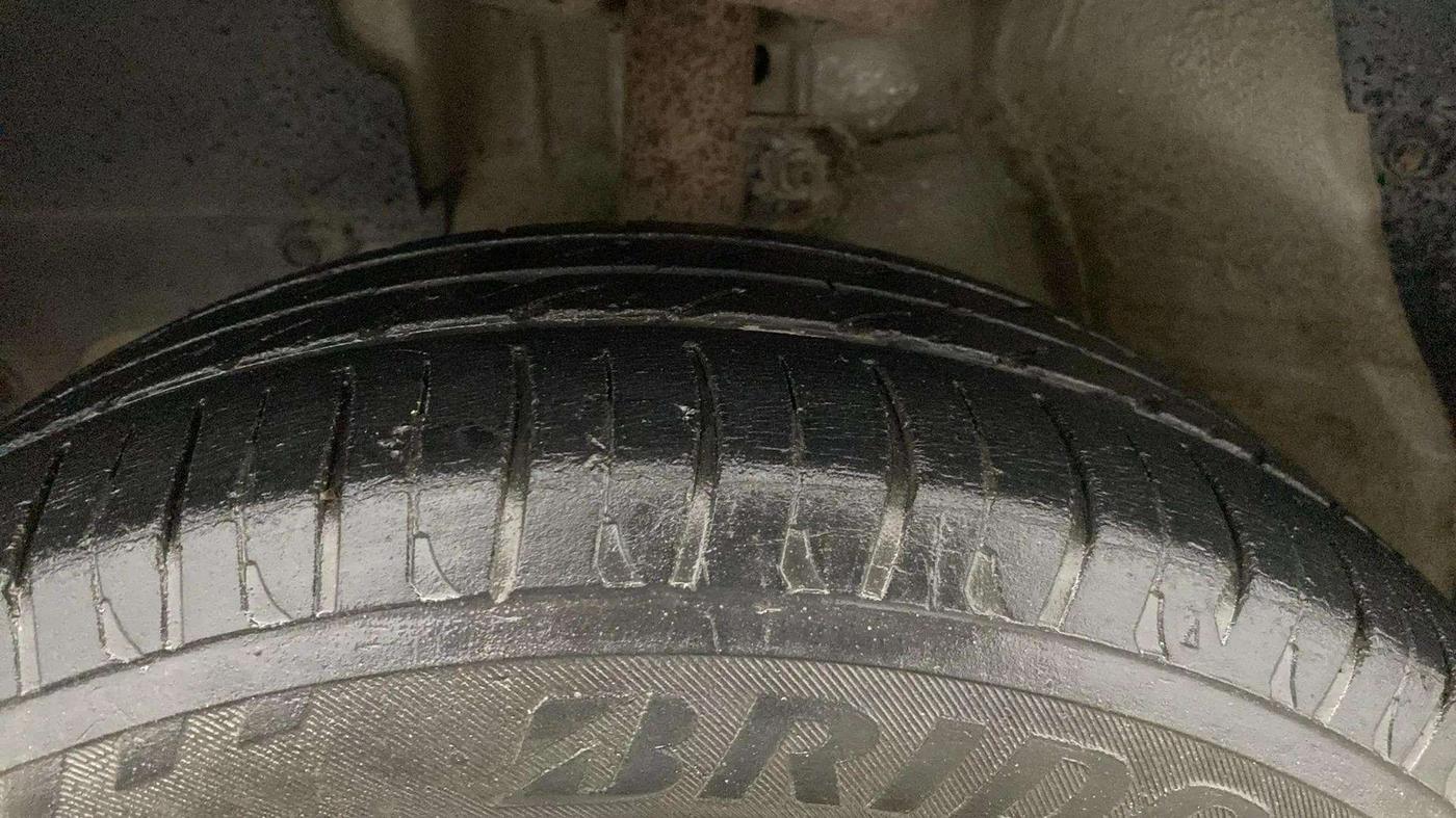 2018 Mahindra KUV 100 NXT K2+ P 6 STR, Petrol, Manual, 41,440 km, Left Front Tyre Tread