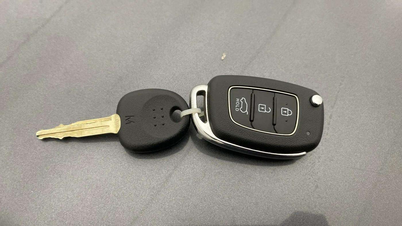 2022 Hyundai VENUE S Plus 1.2 Petrol MT, CNG, Manual, 44,423 km, Key Close Up