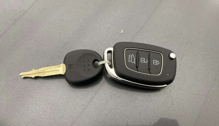 2022 Hyundai VENUE S Plus 1.2 Petrol MT, CNG, Manual, 44,423 km, Key Close Up