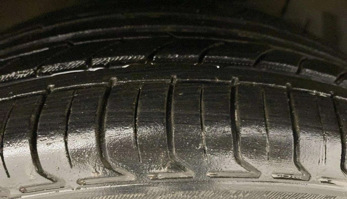 2017 Maruti Ciaz ZETA 1.4  AT PETROL, Petrol, Automatic, 64,161 km, Right Front Tyre Tread