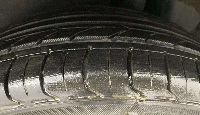 2017 Maruti Ciaz ZETA 1.4  AT PETROL, Petrol, Automatic, 64,161 km, Left Rear Tyre Tread
