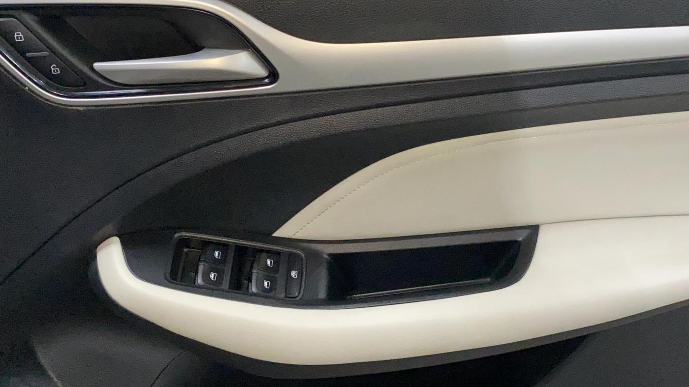 2024 MG ASTOR Sprint 1.5 MT (Ivory), Petrol, Manual, 9,774 km, Driver Side Door Panels Control