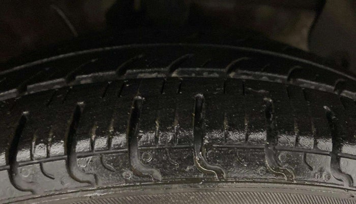 2021 Hyundai NEW SANTRO MAGNA EXECUTIVE CNG, CNG, Manual, 70,145 km, Right Front Tyre Tread