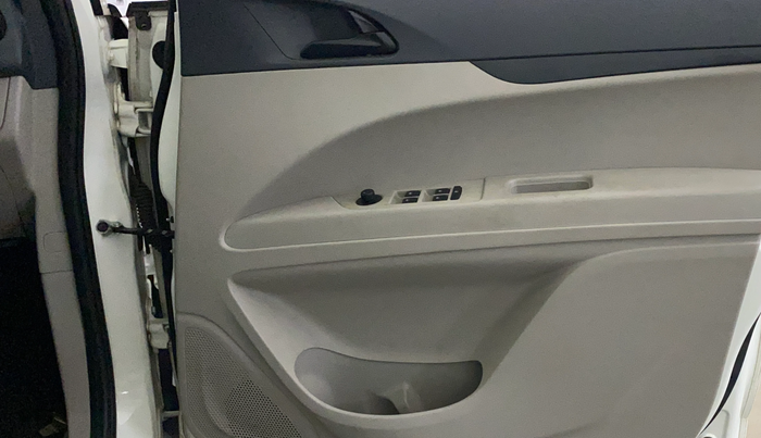 2022 Mahindra MARAZZO M4+ 7 STR, Diesel, Manual, 10,556 km, Driver Side Door Panels Control