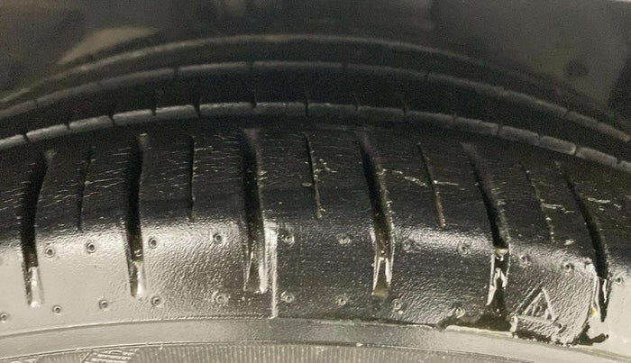 2018 Ford Figo Aspire TITANIUM 1.2 PETROL, Petrol, Manual, 10,640 km, Right Front Tyre Tread