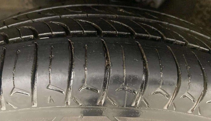 2015 Maruti Wagon R 1.0 LXI CNG, CNG, Manual, 66,468 km, Left Front Tyre Tread