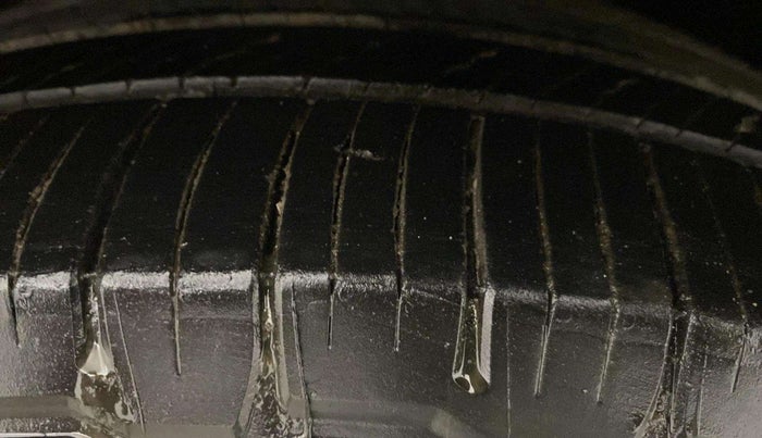 2022 Mahindra XUV700 AX 7 LUXURY D AT 7 STR, Diesel, Automatic, 84,785 km, Right Front Tyre Tread