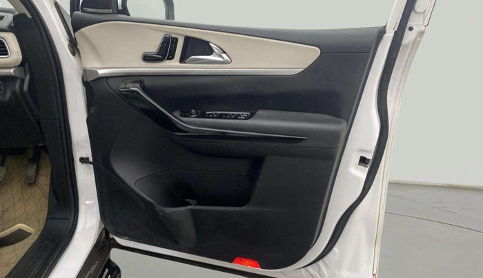 2022 Mahindra XUV700 AX 7 LUXURY D AT 7 STR, Diesel, Automatic, 84,785 km, Driver Side Door Panels Control