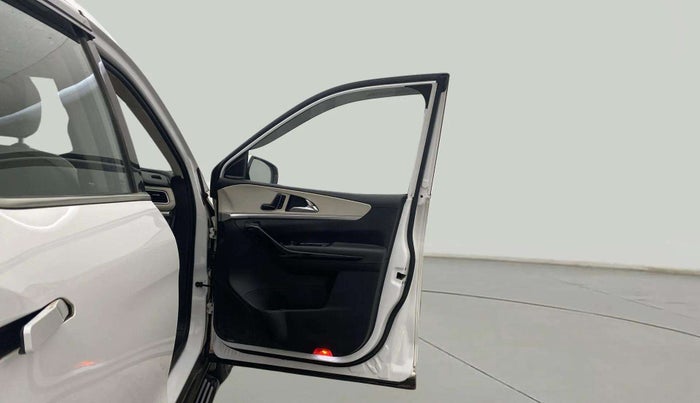2022 Mahindra XUV700 AX 7 LUXURY D AT 7 STR, Diesel, Automatic, 84,785 km, RHS Front Door
