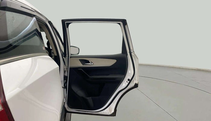 2022 Mahindra XUV700 AX 7 LUXURY D AT 7 STR, Diesel, Automatic, 84,785 km, RHS Rear Door