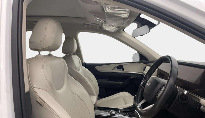 2022 Mahindra XUV700 AX 7 LUXURY D AT 7 STR, Diesel, Automatic, 84,785 km, Right Side Front Door Cabin