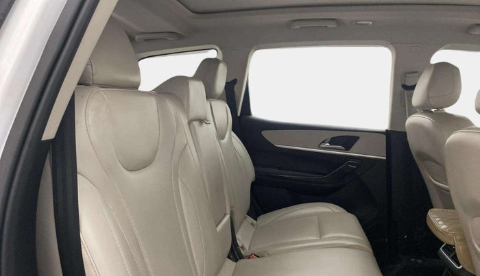2022 Mahindra XUV700 AX 7 LUXURY D AT 7 STR, Diesel, Automatic, 84,785 km, Right Side Rear Door Cabin