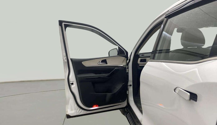 2022 Mahindra XUV700 AX 7 LUXURY D AT 7 STR, Diesel, Automatic, 84,785 km, LHS Front Door