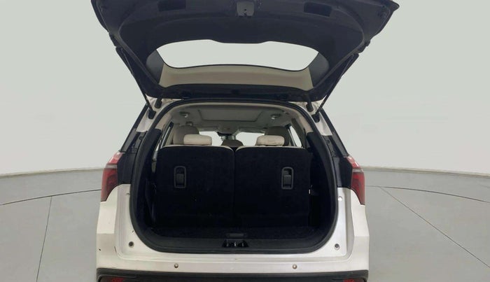 2022 Mahindra XUV700 AX 7 LUXURY D AT 7 STR, Diesel, Automatic, 84,785 km, Boot Inside