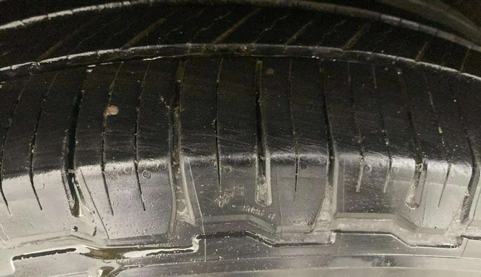 2022 Mahindra XUV700 AX 7 LUXURY D AT 7 STR, Diesel, Automatic, 84,785 km, Right Rear Tyre Tread