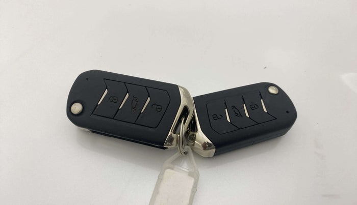 2022 Mahindra XUV700 AX 7 LUXURY D AT 7 STR, Diesel, Automatic, 84,785 km, Key Close Up