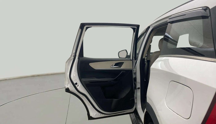 2022 Mahindra XUV700 AX 7 LUXURY D AT 7 STR, Diesel, Automatic, 84,785 km, LHS Rear Door