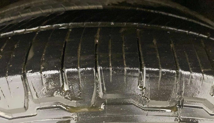 2022 Mahindra XUV700 AX 7 LUXURY D AT 7 STR, Diesel, Automatic, 84,785 km, Left Front Tyre Tread