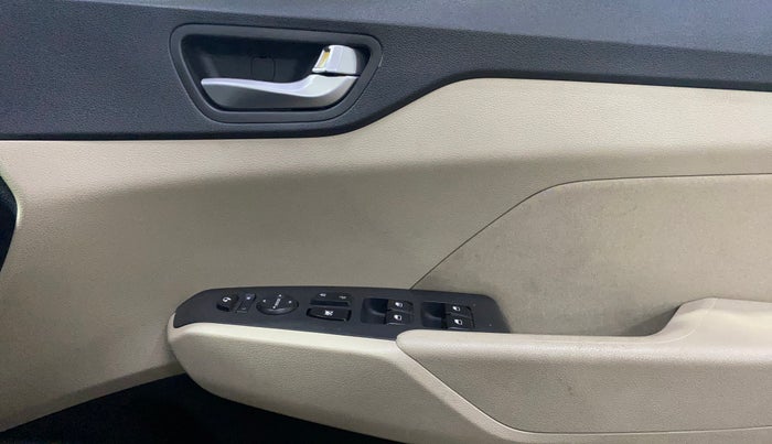 2022 Hyundai Verna SX (O)1.5 MPi, Petrol, Manual, 39,191 km, Driver Side Door Panels Control